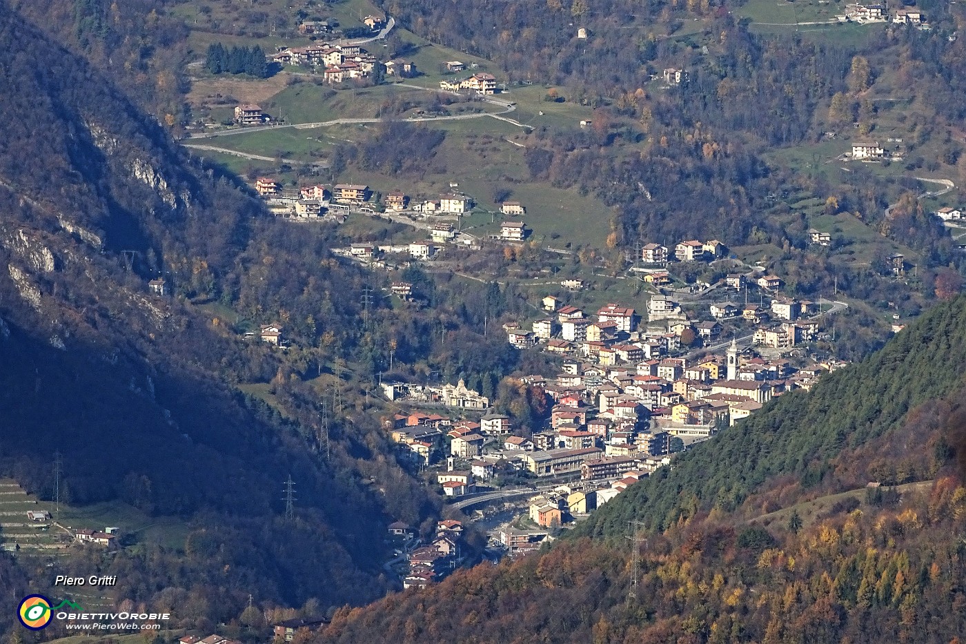 33 Dalla Corna Bianca zoom verso San Pellegrino.JPG